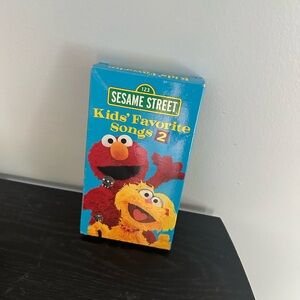 2001 - SESAME STREET KIDS FAVORITE SONGS 2 VHS TAPE